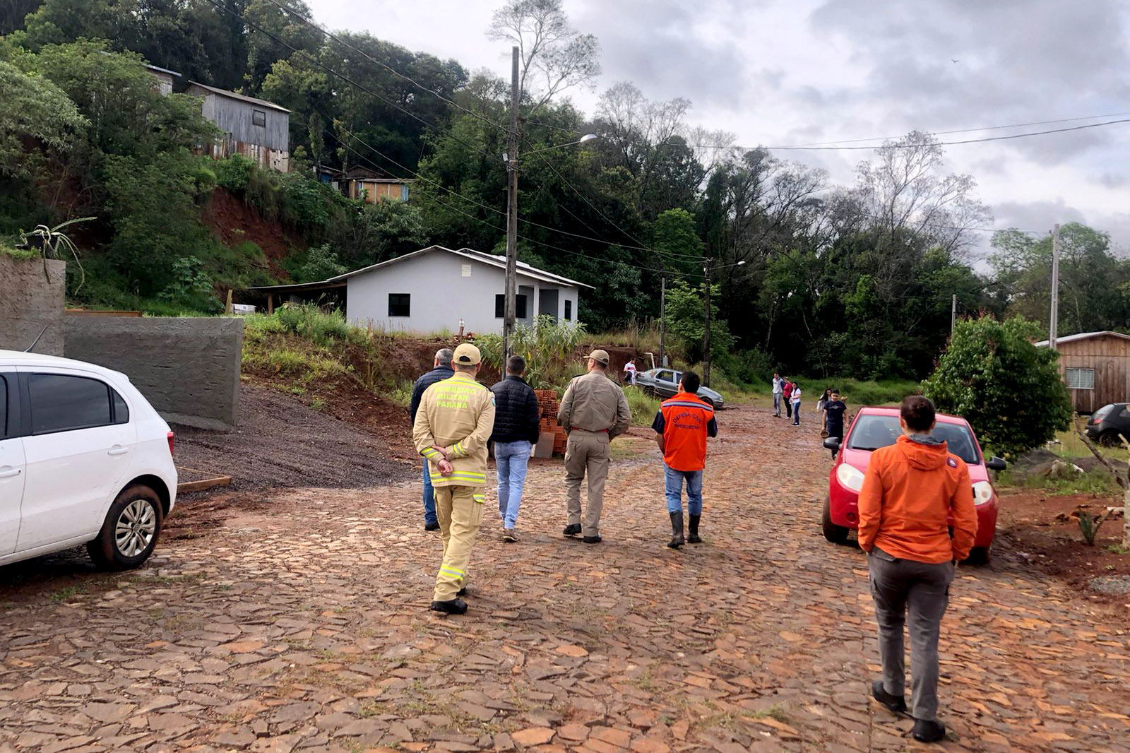 Defesa Civil orienta retirada de pessoas de área de risco em Francisco  Beltrão