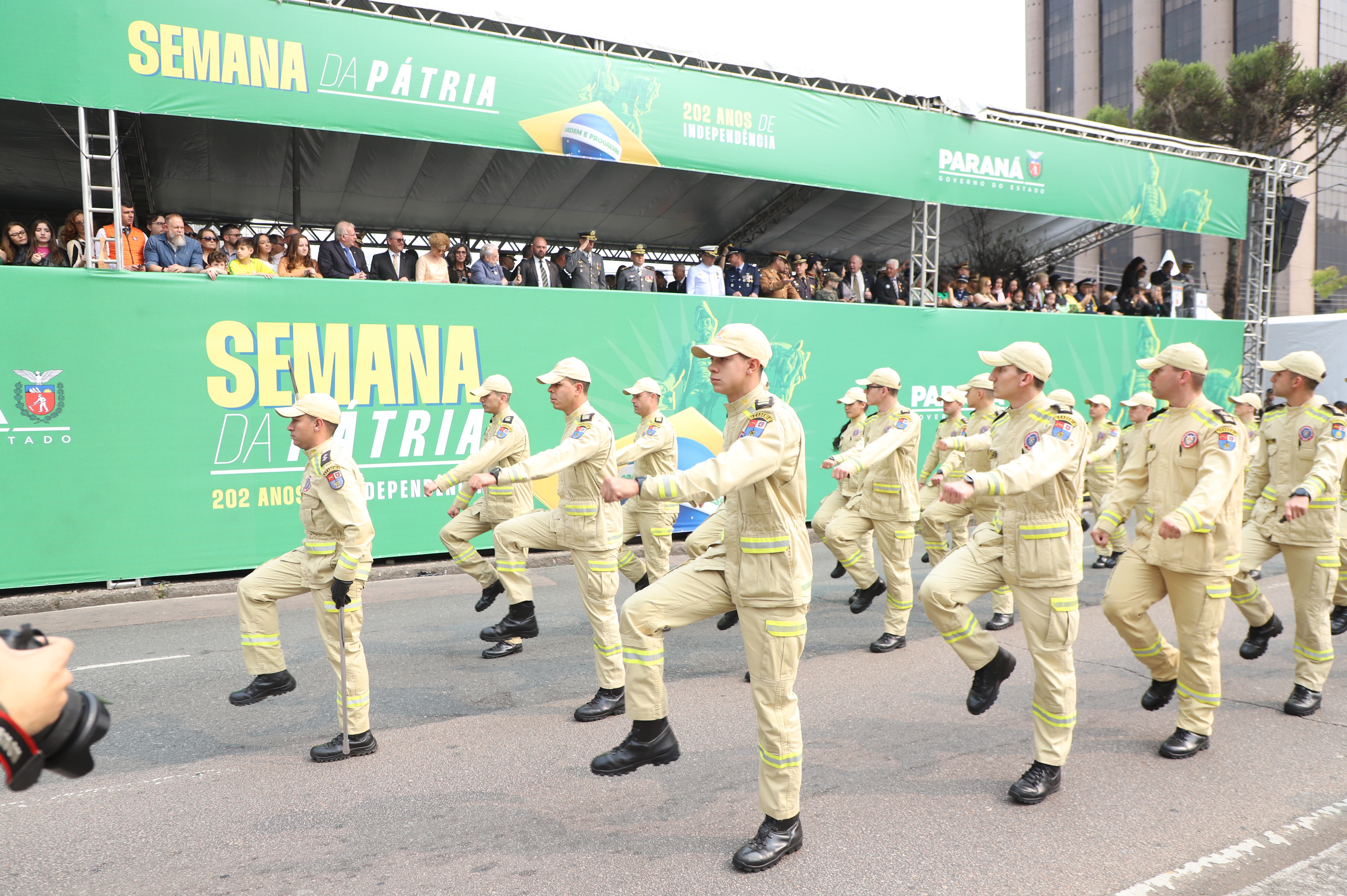 Desfile com milhares de pessoas festeja os 202 anos da Independência do Brasil