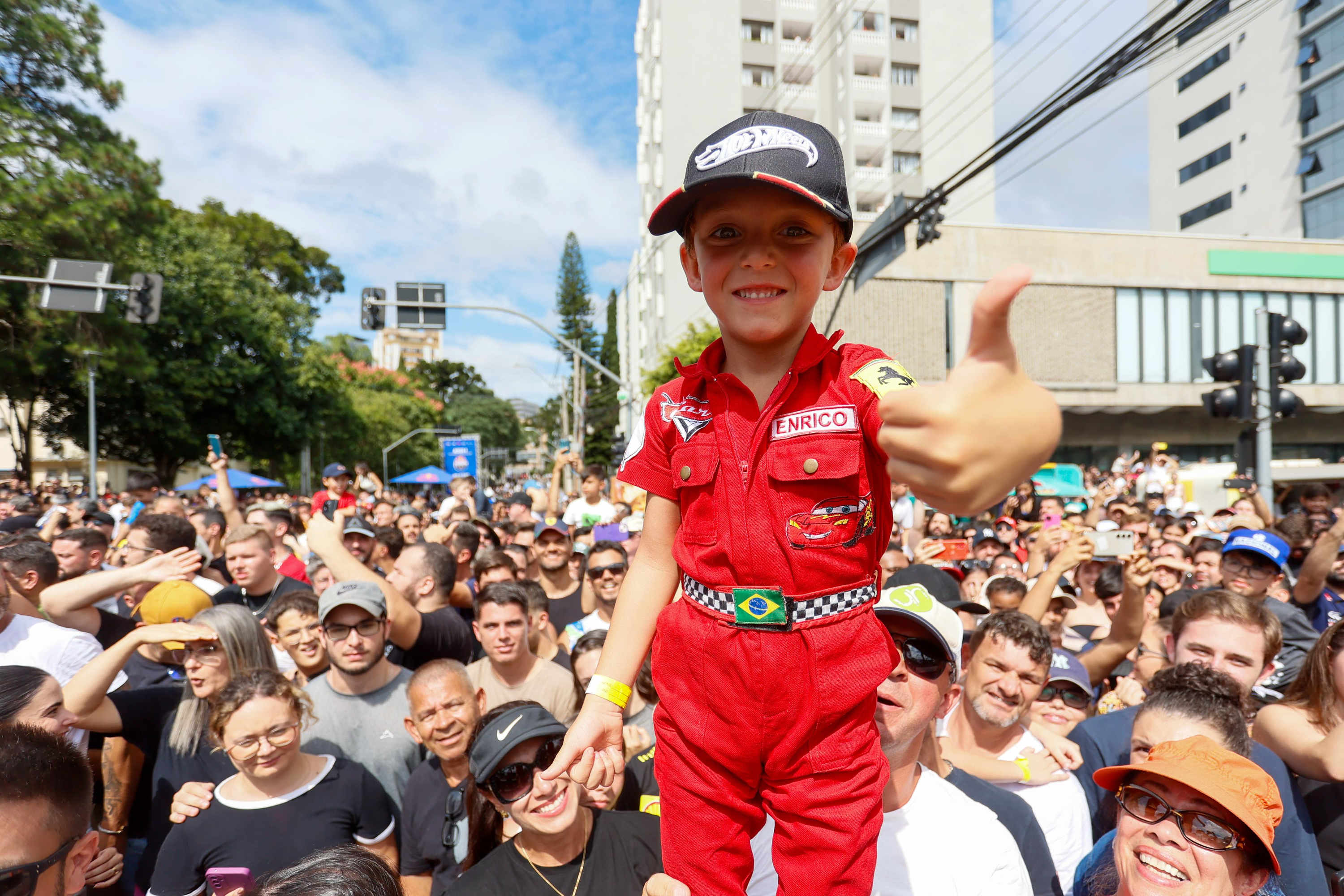 Adrenalina e velocidade: fãs apaixonados vibram com apresentação de carros na Red Bull Showrun