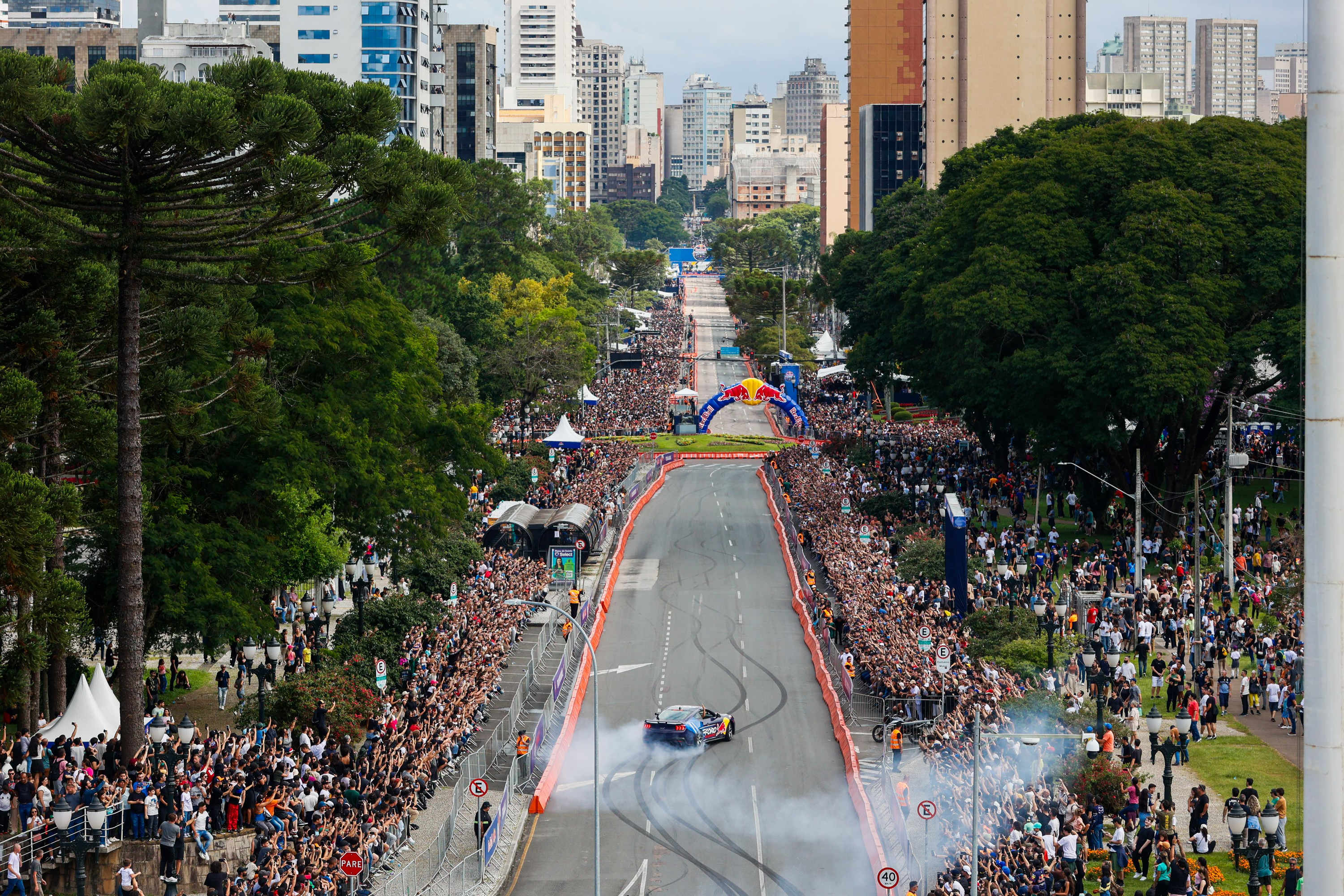 Adrenalina e velocidade: fãs apaixonados vibram com apresentação de carros na Red Bull Showrun