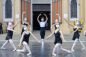 Escola de Dança Teatro Guaíra se apresenta na Praça Santos Andrade nesta sexta. Foto: Maringas Maciel/CCTG