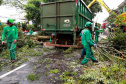 Equipes da Prefeitura de Maringá trabalham na desobstrução das vias da cidade após temporal - 