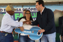 O governador Carlos Massa Ratinho Junior entregou nesta quinta-feira (5) as chaves de 33 novas casas populares a famílias de Juranda, na região Centro-Oeste do Paraná.