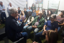 Secretário Norberto Ortigara falando com jovens agricultores