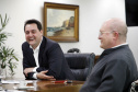 O governador Carlos Massa Ratinho Junior recebeu nesta quinta-feira (2), das mãos do arcebispo de Curitiba, dom José Antonio Peruzzo, o convite para participar da festa na Capital no dia 16 de junho.