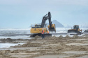 Tubulação de aço para dragagem da praia de Matinhos é transportada para o mar