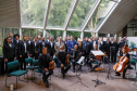 Colaboradores e parceiros em clima de confraternização comemoram com coro Ottava Bassa e foto no Palacete dos Leões
