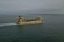 Orla de Matinhos: navio de 166 metros que fará a dragagem de areia já está no Paraná