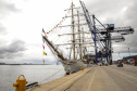 Navio-veleiro Cisne Branco atrai trabalhadores e visitantes no cais do Porto de Paranaguá 