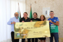 Novo milionário de Curitiba recebe prêmio do Nota Paraná 