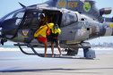 Alunos do curso de guarda-vidas fazem treinamento com apoio do helicóptero do BPMOA