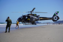 Alunos do curso de guarda-vidas fazem treinamento com apoio do helicóptero do BPMOA