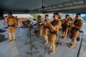 Banda da Policia Militar se apresenta em Guaratuba. - Foto:Ari Dias/AEN