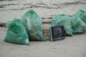 Mutirão recolhe quase uma tonelada de lixo marinho da Ilha do Mel