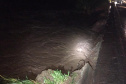 Cheia de rio atinge rodovia entre Douradina e Ivaté; DER/PR monitora situação