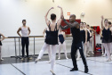 Na aula especial, os bailarinos Elias Bouza e Rafael Bittar conduziram a turma pelo balé clássico e pela dança contemporânea, respectivamente. 