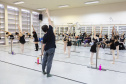 Na aula especial, os bailarinos Elias Bouza e Rafael Bittar conduziram a turma pelo balé clássico e pela dança contemporânea, respectivamente. 