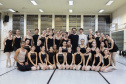 Na aula especial, os bailarinos Elias Bouza e Rafael Bittar conduziram a turma pelo balé clássico e pela dança contemporânea, respectivamente. 