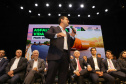 Curitiba, 04 de março de 2023 - O governador Carlos Massa Ratinho Junior, ao lado dos deputados estaduais, anunciou investimento R$ 500 milhões para a pavimentação asfáltica em cidades com até até 7 mil habitantes.