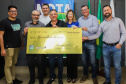   40º milionário da história do Nota Paraná recebe cheque simbólico em Cambé