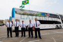 Governador conhece os ônibus que vão promover o turismo no Paraná pelas rodovias do Brasil. 