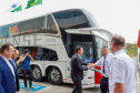 Governador conhece os ônibus que vão promover o turismo no Paraná pelas rodovias do Brasil. 