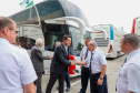 Governador conhece os ônibus que vão promover o turismo no Paraná pelas rodovias do Brasil. 