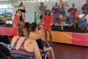 Turistas do cruzeiro da MSC são recepcionados com "baterilha" e ritmo do Carnaval em Paranaguá