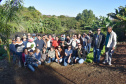 Horta comunitária do programa Cultivar Energia em Maringá recebe comitiva peruana 