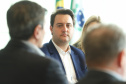 O governador Carlos Massa Ratinho Junior se reuniu nesta segunda-feira (11), no Palácio Iguaçu, com prefeitos da Associação dos Municípios do Médio Paranapanema (Amepar), que congrega 22 cidades e uma população de cerca de 1 milhão de habitantes.  -  Curitiba, 11/02/2019  -  Foto: Rodrigo Félix Leal/ANPr