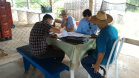 Auditor verificando anotações da caderneta de campo, monitoramento de pragas e doenças e documentações na propriedade do Airton Capote. Foto: Vitor Frana