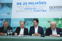 O governador Carlos Massa Ratinho Junior autoriza nesta quinta-feira (21) recursos para obras de recape asfáltico em ruas de 36 bairros de Curitiba. A assinatura contou com a presença do prefeito Rafael Greca e o secretário de Estado do Desenvolvimento Urbano, João Carlos Ortega, no Palácio Iguaçu, Curitiba, 21/03/2019 - Foto: Rodrigo Felix Leal/ANPr