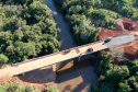 O Departamento de Estradas de Rodagem do Paraná (DER-PR) vai liberar na manhã deste sábado (30) o tráfego sobre a ponte do Rio da Anta, na PR-082. O trecho liga o município de Douradina à Santa Felicidade, distrito de Tapira, no Noroeste do Estado. O local estava totalmente interditado desde 7 de janeiro, quando parte do pavimento da cabeceira da ponte cedeu na altura do km 568 devido às chuvas.  -  Curitiba, 29/03/2019  -  Foto: Divulgação DER