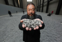 RAIZ - AIWEIWEI - Um dos principais nomes da cena contemporânea mundial, Ai Weiwei deixou seu país de origem em 2015 e se destaca no cenário internacional pelo interesse que demonstra pelas questões sociais e humanas, como a crise global de refugiados e a luta pela liberdade de expressão. AI WEIWEI RAIZ é a primeira exibição do artista plástico Ai Weiwei no Brasil e também a maior já realizada por ele.Início: 02 de maioTérmino: 28 de julho  -  Foto: Divulgação MON