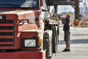 Todos os dias, em média, cerca de mil pessoas chegam para trabalhar no Porto de Paranaguá. São funcionários da empresa pública, servidores das empresas operadoras portuárias, motoristas, prestadores de serviços e trabalhadores portuários avulsos, os chamados TPAs.  -  Paranaguá, 30/04/2019  -  Foto: Claudio Neves/APPA