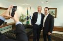 O governador Carlos Massa Ratinho Junior se reuniu nesta segunda-feira (13), no Palácio Iguaçu, com o presidente da Audi no Brasil, Johannes Roscheck. No encontro, eles conversaram sobre projetos que a montadora planeja para o Estado. A empresa alemã está instalada desde 1997 em São José dos Pinhais, na Região Metropolitana de Curitiba, na mesma planta da Volkswagen. Foto: Rodrigo Felix Leal/ANPr