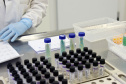 Marco de excelência nos serviços de saúde no Paraná, o Laboratório Central do Estado do Paraná (Lacen) se tornou também referência nacional para determinados exames, como os de resistência microbiana.  Foto: Antonio Américo/SESA - 13/05/2019