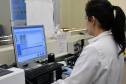 Marco de excelência nos serviços de saúde no Paraná, o Laboratório Central do Estado do Paraná (Lacen) se tornou também referência nacional para determinados exames, como os de resistência microbiana.  Foto: Antonio Américo/SESA - 13/05/2019