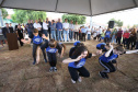 Moradores do Jardim Novo Oásis, em Maringá (Noroeste), ganharam nesta quinta-feira (16) um novo espaço de lazer. O governador Carlos Massa Ratinho Junior e o prefeito Ulisses Maia inauguraram a primeira de 30 unidade no município do programa Meu Campinho. Com 1,5 mil metros quadrados e investimento total de cerca de R$ 400 mil, o local conta com diversos aparelhos de lazer para pessoas de todas as idades. Maringá, 16/05/2019Foto: José Fernando Ogura/ANPr