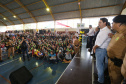 O governador Carlos Massa Ratinho Junior lançou nesta sexta-feira (17) o programa Escola Segura em Londrina, no Norte do Paraná. O colégio estadual Olympia Morais Tormenta, onde aconteceu a solenidade, e outras 17 escolas estaduais do município contam agora com policiais militares que atuarão diariamente para reforçar a segurança no período de aulas. Foto: José Fernando Ogura/ANPr