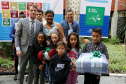 O presidente da Sanepar Claudio Stabile com crianças e representantes das entidades beneficiadas pela Campanha do Agasalho. Foto: Divulgação/Sanepar