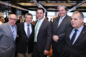 O governador Carlos Massa Ratinho Junior recebe de Nelson Hubner, presidente da AECIC, o título de Personalidade AECIC 2019.Curitiba, 01-07-19.Foto: Rodrigo Félix Leal/ANPr