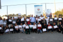 Os participantes da primeira turma dos cursos de capacitação pessoal e profissional do bairro Cajuru, em Curitiba, receberam nesta quinta-feira (11/07) certificação pela conclusão do curso na área Administrativa. Foram capacitados 43 participantes.  Foto: Divulgação/SEJUF