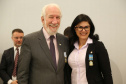 O governador em exercício Darci Piana foi escolhido pelo Instituto Boina Azul, do Rio Grande do Sul, para representar o Paraná na homenagem à Segurança Pública do Estado. A solenidade de entrega da Medalha de Grau Cavaleiro ocorreu nesta quinta-feira (18) no salão de atos do Palácio Iguaçu. Foto: José Fernando Ogura/ANPr