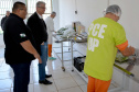 Presos da Penitenciária Central do Estado - Unidade de Progressão (PCE-UP), localizada em Piraquara, na Região Metropolitana de Curitiba, trabalham no plantio de hortaliças e verduras orgânicas produzidas no terreno da unidade penal. Nesta quinta-feira (18), o secretário de Estado da Agricultura e Abastecimento, Norberto Anacleto Ortigara, conheceu a iniciativa, que pode ser ampliada para outras regiões do Estado. Foto: Divulgação/SEAB