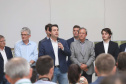 O governador Carlos Massa Ratinho Junior participou nesta terça-feira (23), em Cascavel, do evento de certificação SISBI (Sistema Brasileiro de Inspeção de Produtos de Origem Animal) para a Granja Refem, que desenvolve um projeto pioneiro no Estado de produção de ovos a partir da criação de galinhas sem gaiola.Foto: Arnaldo Alves / ANPr.