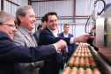 O governador Carlos Massa Ratinho Junior participou nesta terça-feira (23), em Cascavel, do evento de certificação SISBI (Sistema Brasileiro de Inspeção de Produtos de Origem Animal) para a Granja Refem, que desenvolve um projeto pioneiro no Estado de produção de ovos a partir da criação de galinhas sem gaiola. Foto: Rodrigo Felix Leal/ANPr