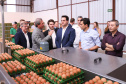 O governador Carlos Massa Ratinho Junior participou nesta terça-feira (23), em Cascavel, do evento de certificação SISBI (Sistema Brasileiro de Inspeção de Produtos de Origem Animal) para a Granja Refem, que desenvolve um projeto pioneiro no Estado de produção de ovos a partir da criação de galinhas sem gaiola. Foto: Rodrigo Felix Leal/ANPr