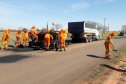 A PR-218, no trecho entre Planaltina do Paraná e Santa Isabel do Ivaí, ambas no noroeste, está passando por serviços de remendo superficial e profundo. Isso inclui a fresagem, que é a retirada da camada superior do pavimento, aplicação de emulsão asfáltica, e aplicação de concreto betuminoso usinado a quente (CBUQ) seguido pela compactação desse material, resultando em uma pista plana, sem deformações e sem buracos. Foto: Divulgação/DER