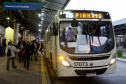 Segurança, praticidade e menos tempo de deslocamento. Essas foram as impressões dos usuários que estreiaram nesta terça-feira (30) a mais nova linha de ônibus metropolitano da Região de Curitiba. Convênio assinado entre o Governo do Estado e a Prefeitura de Curitiba possibilitou a integração entre os terminais de Pinhais e Centenário, na Capital. Com isso, a linha Jardim Iraí foi ampliada e passou a se chamar Pinhais/Centenário.